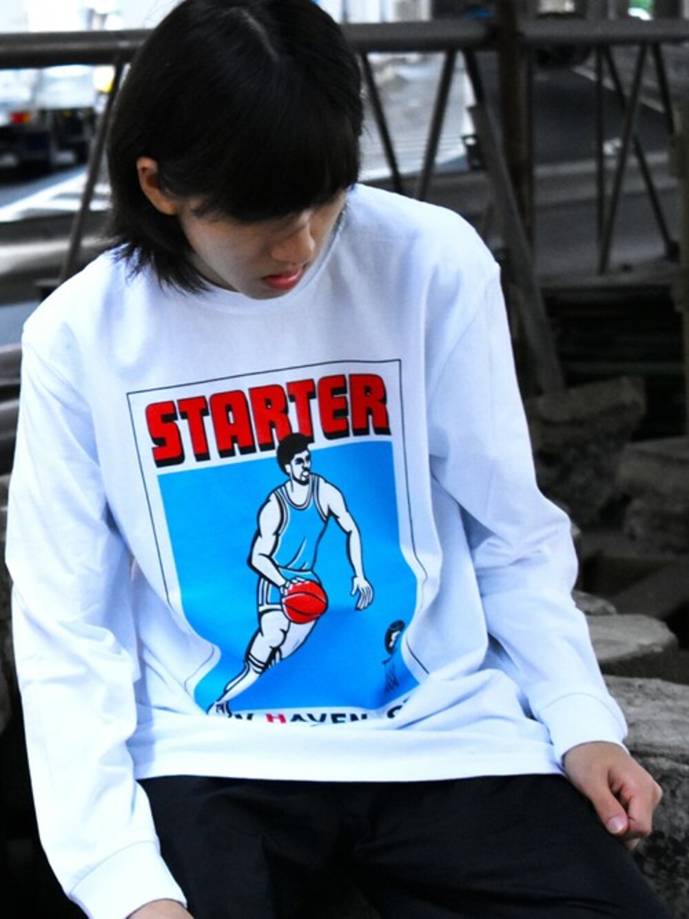 ホワイト系のTシャツ/カットソーを着用したメンズの秋コーディネートの1枚目の写真