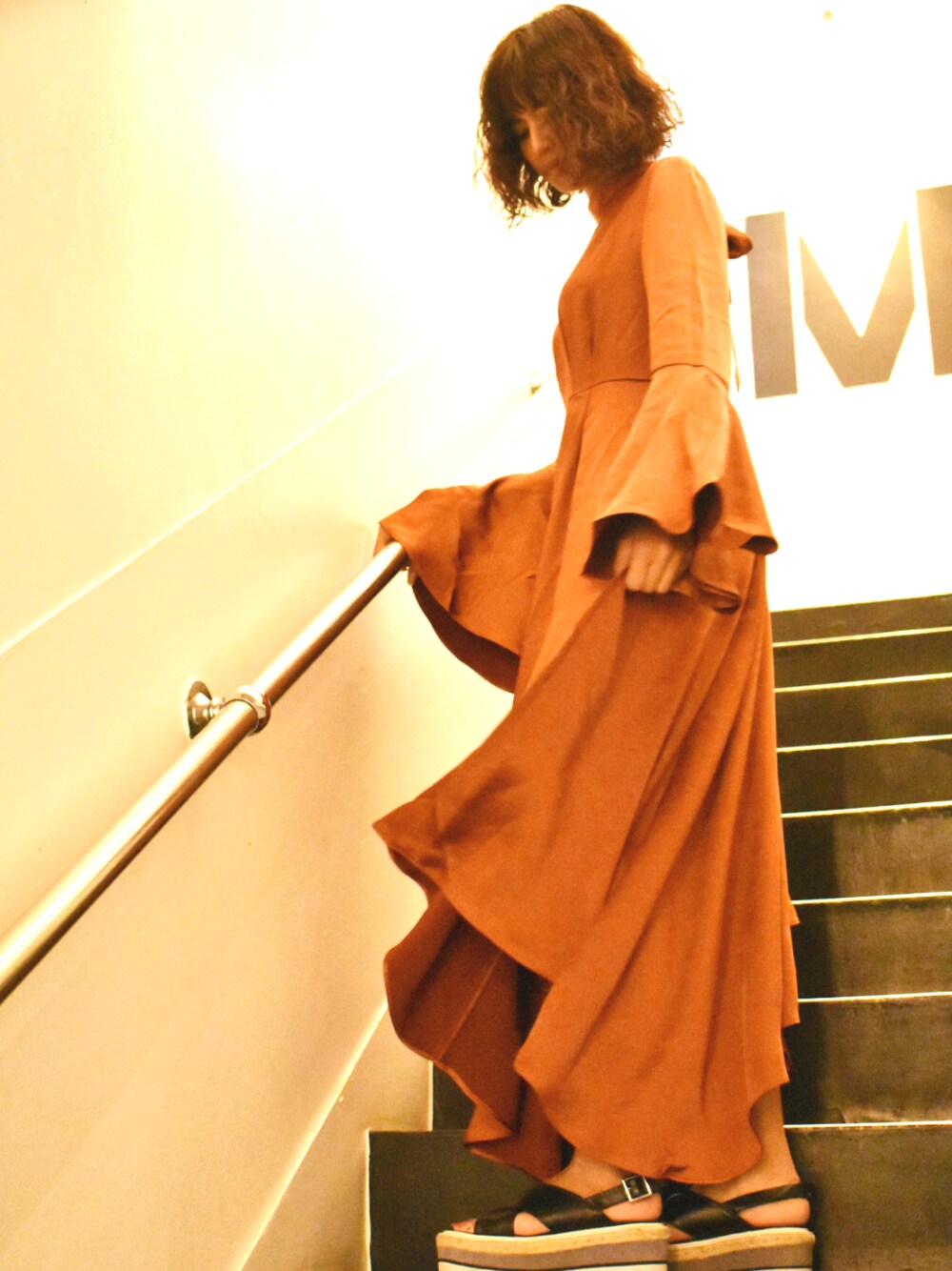 ブラウン系のワンピースを着用したレディースの秋コーディネートの1枚目の写真