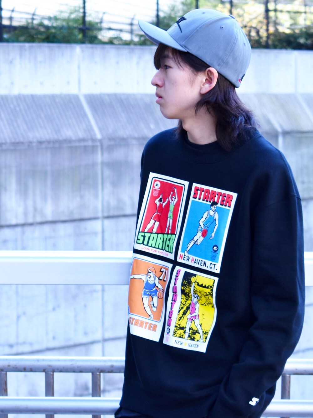 ブラック系のスウェットを着用したレディースの秋コーディネートの1枚目の写真