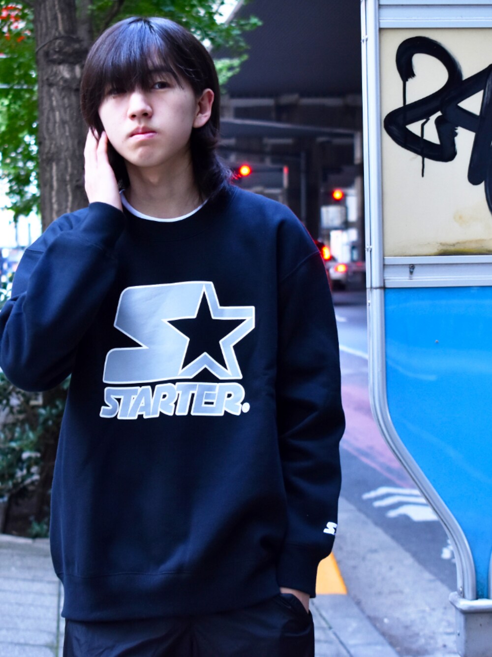 ブラック系のスウェットを着用したメンズの冬コーディネートの1枚目の写真