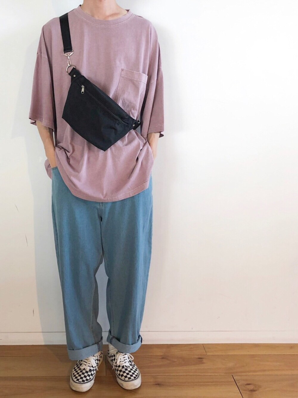 ブルー系のデニムパンツを着用したメンズの春コーディネートの1枚目の写真