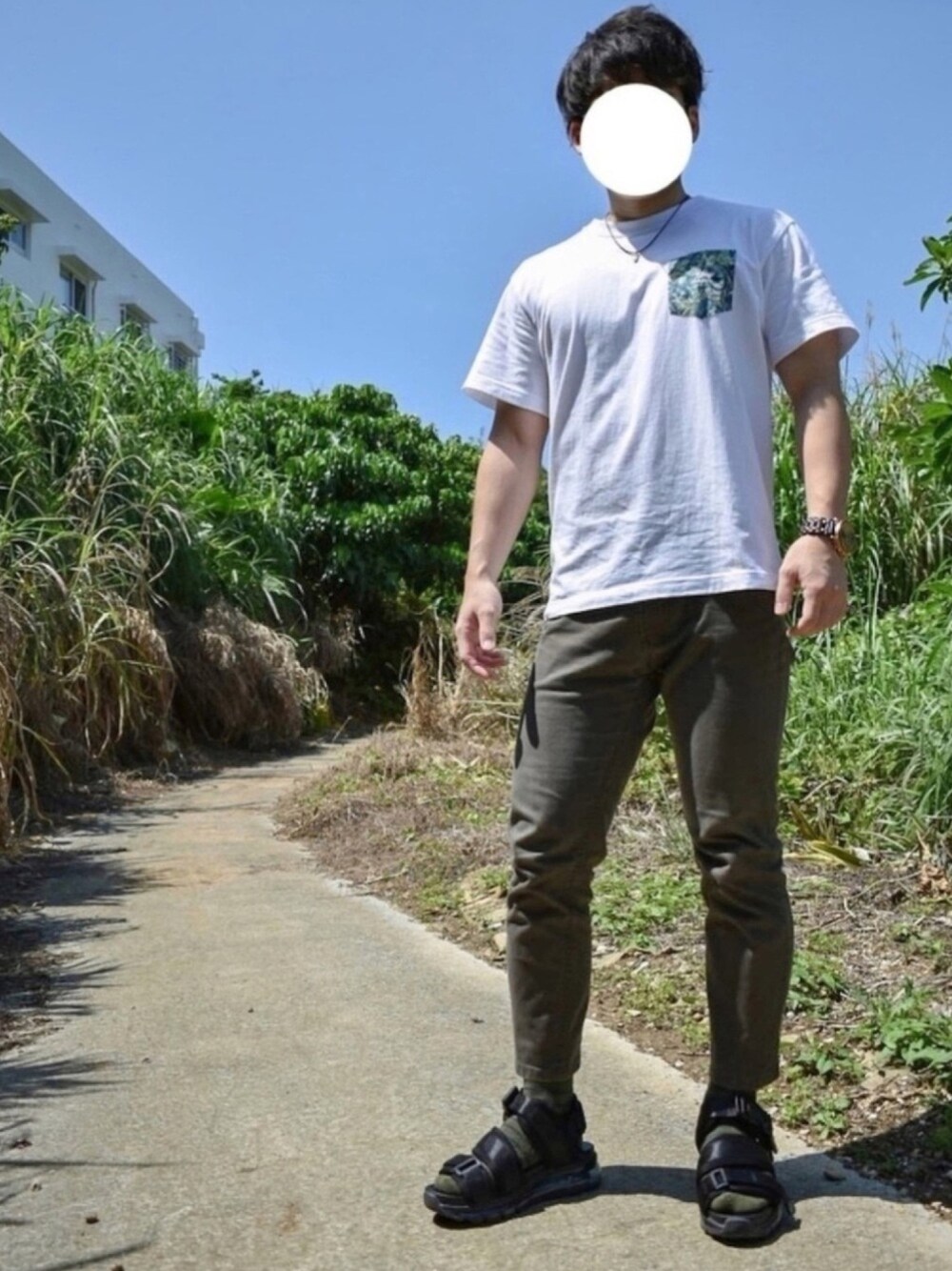 「Tシャツ、白Tシャツ、ポケットＴシャツ、ペイズリー、グリーン、アースカラー、カーキパンツ、サンダルに靴下、夏、低身長」｜「木目調時計のアイテム（アナログ腕時計、ピンク系）」を使った、JUKIYA.さん（メンズ・162cm）の春コーディネートの1枚目の写真