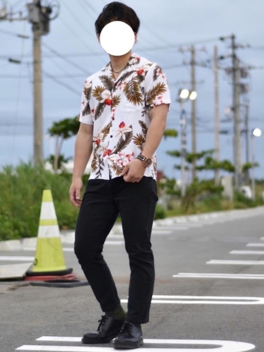 「柄シャツ、アロハシャツ、ボタニカル柄、オープンカラーシャツ、レーヨンシャツ、黒スキニー、革靴、低身長、夏、涼しい」｜「木目調時計のアイテム（アナログ腕時計、ピンク系）」を使った、JUKIYA.さん（メンズ・162cm）の春コーディネートの1枚目の写真