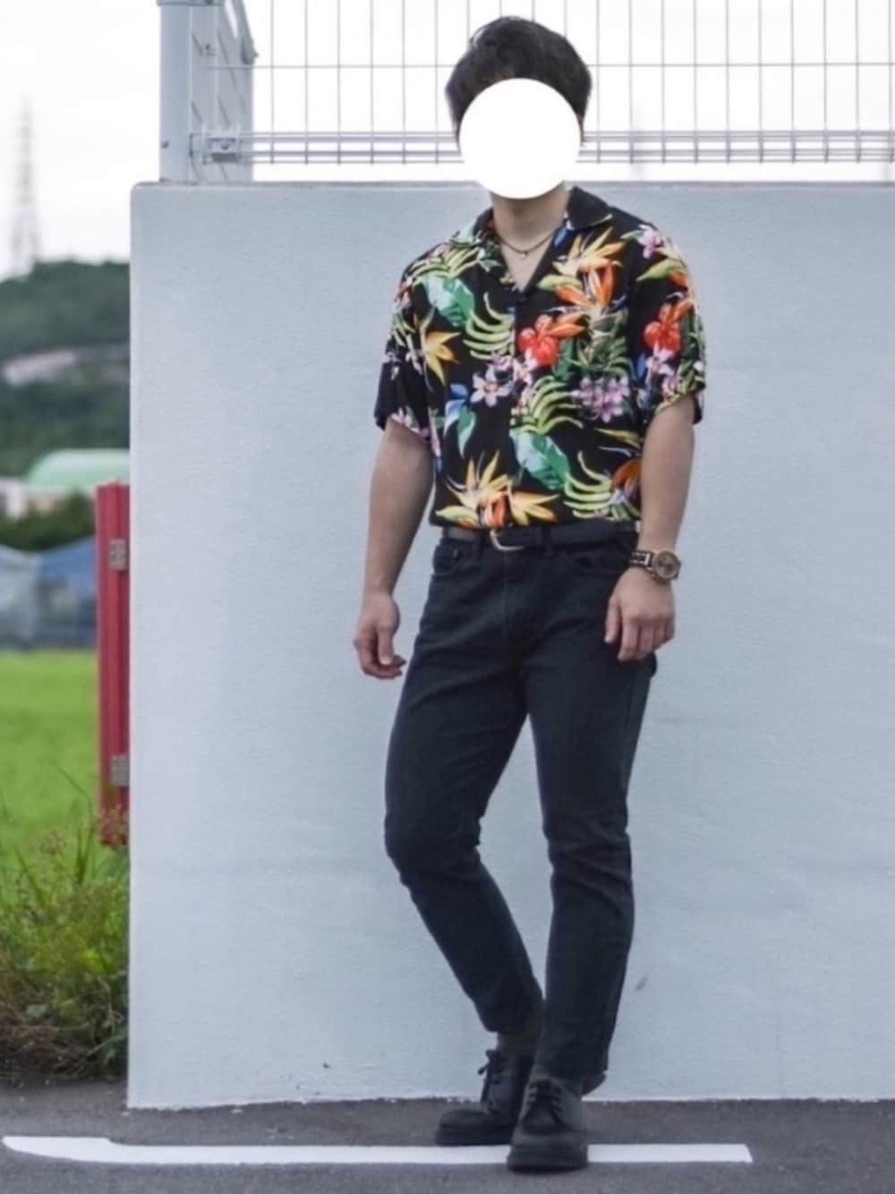 「柄シャツ、アロハシャツ、オープンカラーシャツ、ボタニカル柄、タックイン、黒スキニー、革靴、カラフル、低身長、柄シャツコーデ」｜「木目調時計のアイテム（アナログ腕時計、ピンク系）」を使った、JUKIYA.さん（メンズ・162cm）の春コーディネートの1枚目の写真