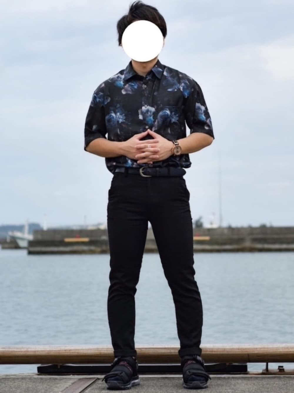 「柄シャツ、バラ柄、花柄シャツ、タックイン、スラックス、サンダルに靴下、オールブラック、低身長コーデ、STUDIOUS、キレイめコーデ」｜「ＪＵＧＬＡＮＳの牛床革 シンプル ステッチ グラデーション加工 揉み加工 ベルト（ベルト、その他）」を使った、JUKIYA.さん（メンズ・162cm）の春コーディネートの1枚目の写真