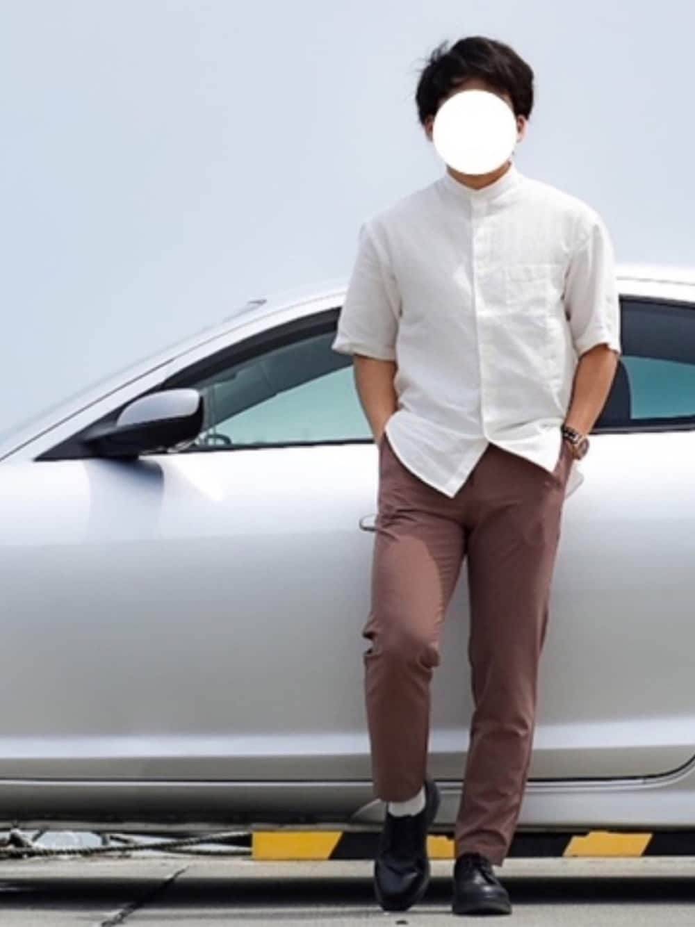 ホワイト系のシャツ/ブラウス、ブラウン系のパンツ、ブラック系のドレスシューズを着用したメンズの夏コーディネートの1枚目の写真