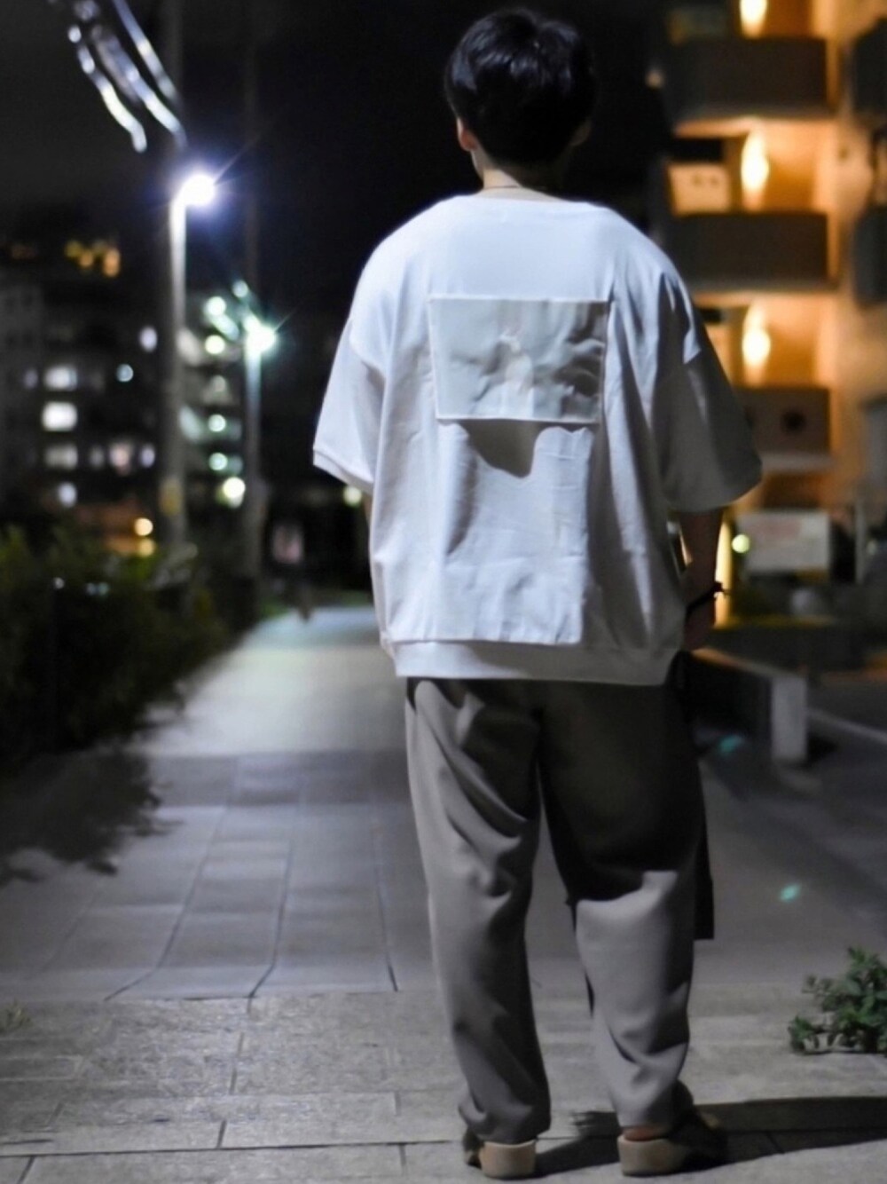 「リラックススタイル、リラックス、ゆるコーデ、ビッグサイズコーデ、ワイドパンツ、ワイドパンツ ベージュ、ゆるパンツ、バッグプリント、remer、CASPER JOHN」｜「remerのloose hold back print TEE/ルーズホールドバックプリントTEE（Tシャツ/カットソー、グレー系）」を使った、JUKIYA.さん（メンズ・162cm）の夏コーディネートの1枚目の写真