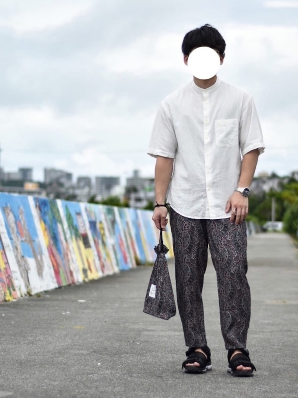 「tk.TAKEO KIKUCHI、TAKEO KIKUCHI、タケオキクチ(TAKEO KIKUCHI)、ペイズリー、ペイズリー柄、ペイズリー柄パンツ、柄パンツ、巾着バッグ、バンドカラーシャツ、リネンシャツ」｜「GUのリネンブレンドバンドカラーシャツ（5部袖）　（シャツ/ブラウス、ホワイト系）」を使った、JUKIYA.さん（メンズ・162cm）の夏コーディネートの1枚目の写真
