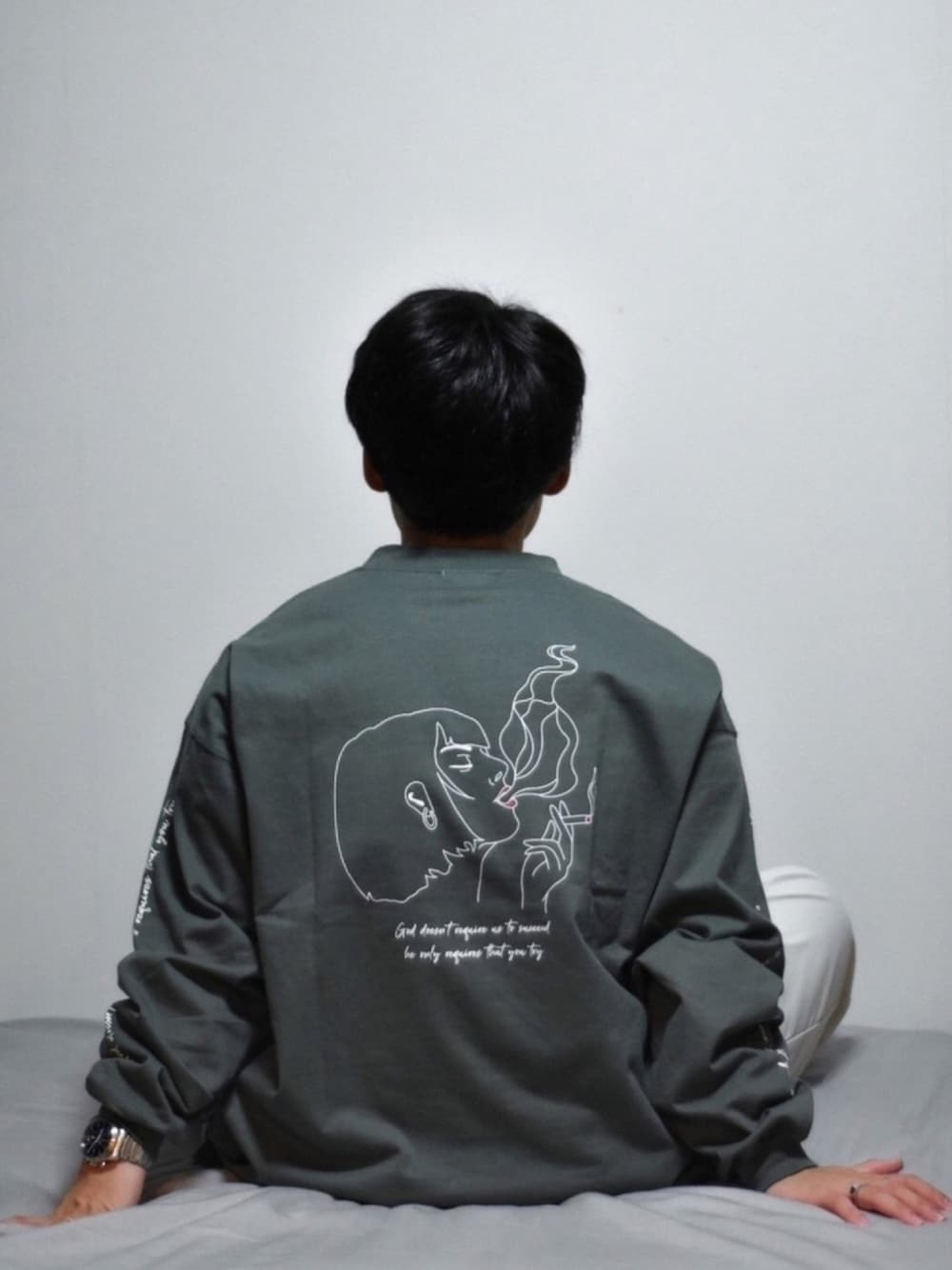 「ペルーシュ、perushu、バックプリント、イラストT、モスグリーン、ユニセックス、ジェンダーレス、タバコ、秋服準備はじめました、ストリート」｜「PerushuのアソートプリントロングＴシャツ（Tシャツ/カットソー、グリーン系）」を使った、JUKIYA.さん（メンズ・162cm）の秋コーディネートの1枚目の写真