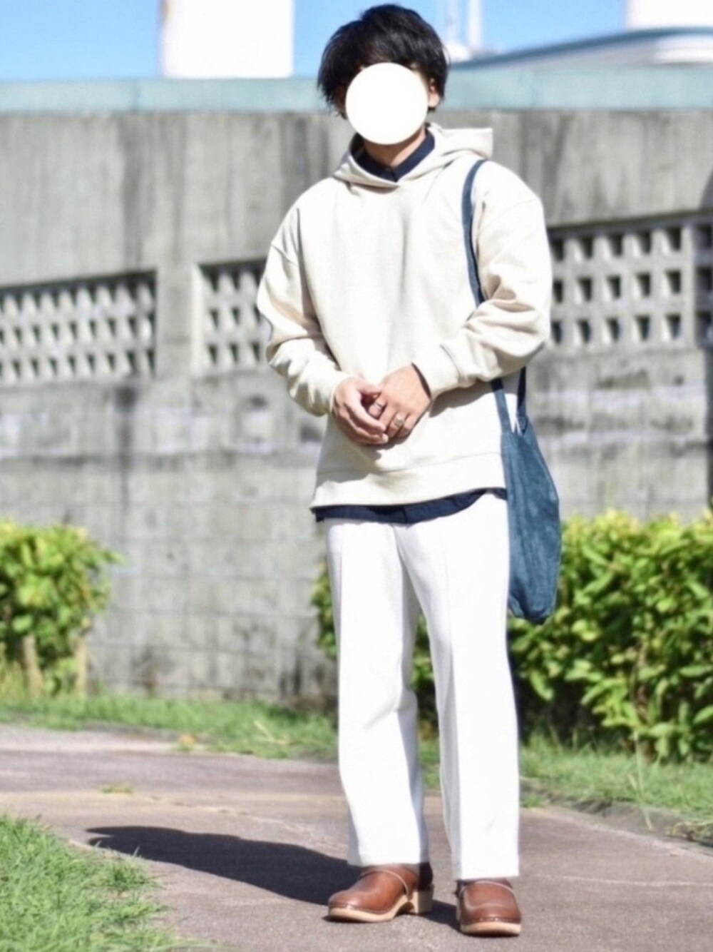 ベージュ系のパーカー、ブルー系のシャツ/ブラウス、ホワイト系のその他パンツを着用したメンズの秋コーディネートの1枚目の写真