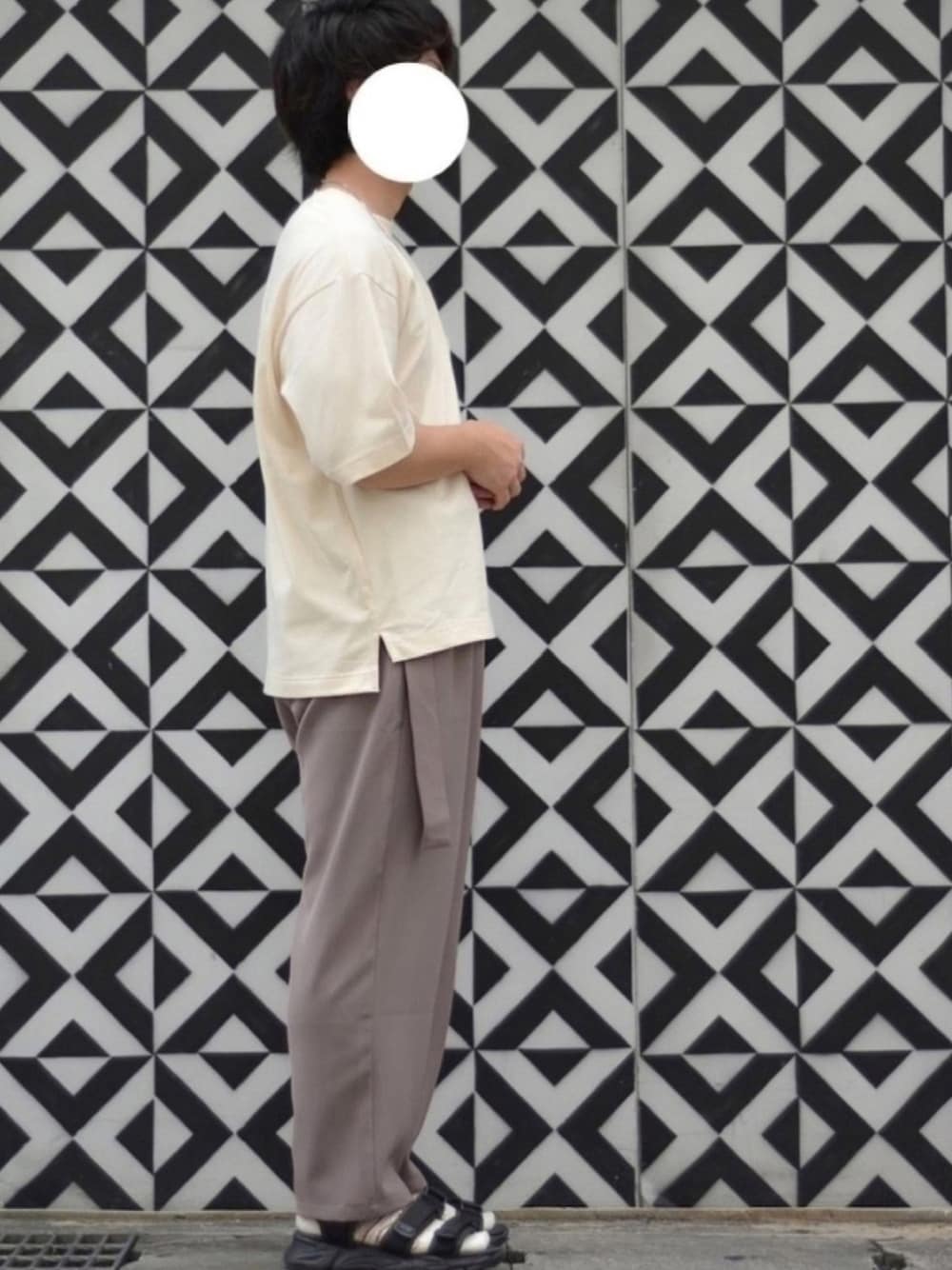 「UNIQLO、CASPER JOHN、ゆるコーデ、ルーズシルエット、ナチュラルカラー、オーバーサイズクルーネックＴ、スリット、ベージュワイドパンツ、サンダルに靴下、プチプラミックス」｜「UNIQLOのオーバーサイズクルーネックT（半袖）ナチュラルカラー（Tシャツ/カットソー、ホワイト系）」を使った、JUKIYA.さん（メンズ・162cm）の夏コーディネートの1枚目の写真