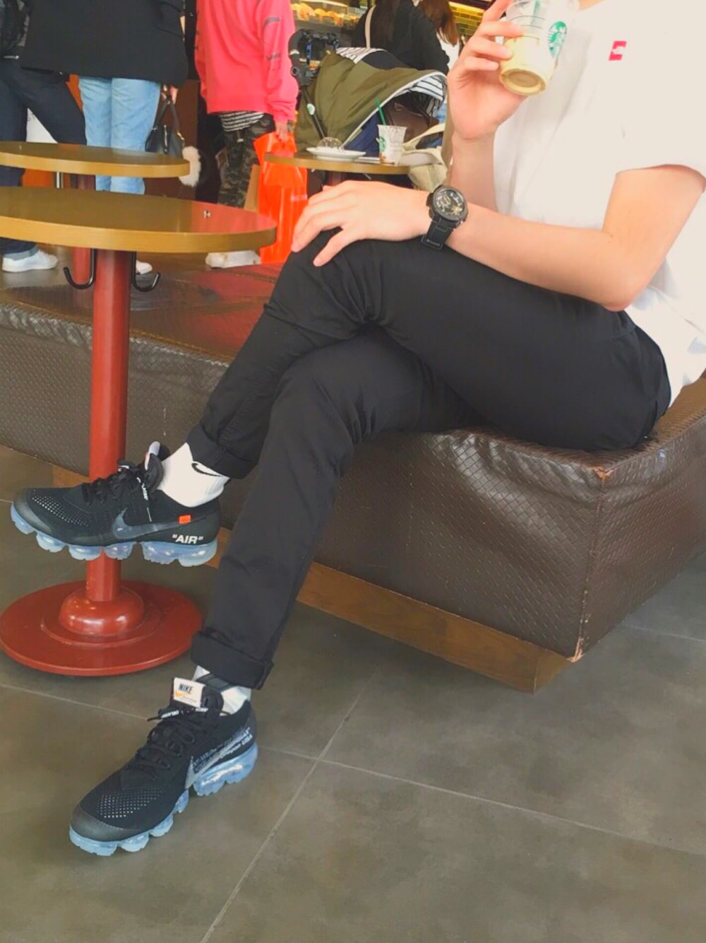 ホワイト系のTシャツ/カットソー、ブラック系のパンツ、ブラック系のスニーカーを着用したメンズの春コーディネートの1枚目の写真