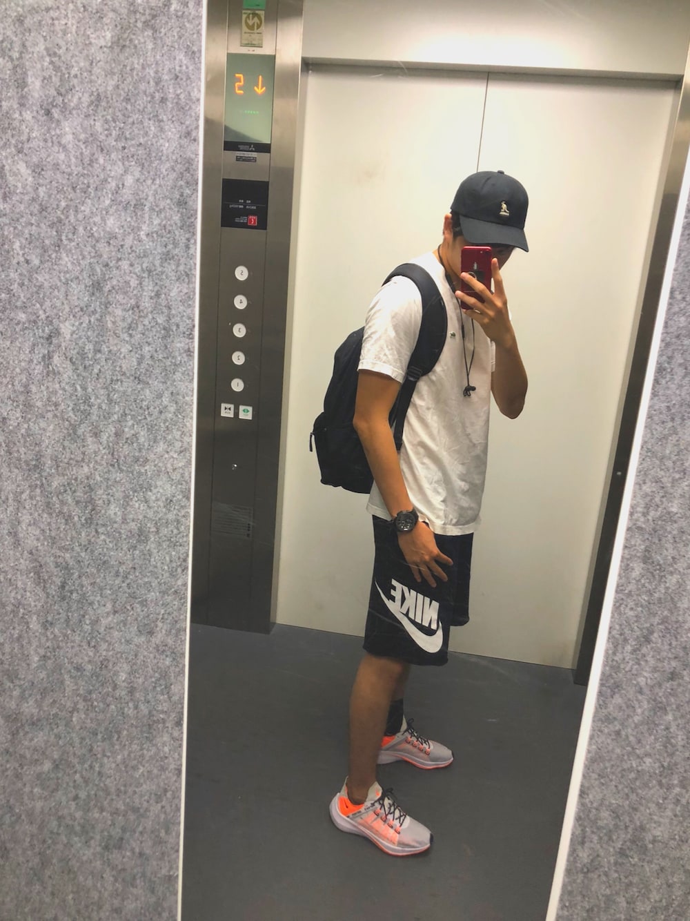 ホワイト系のTシャツ/カットソー、ブラック系のその他パンツ、ホワイト系のスニーカーを着用したメンズの夏コーディネートの1枚目の写真