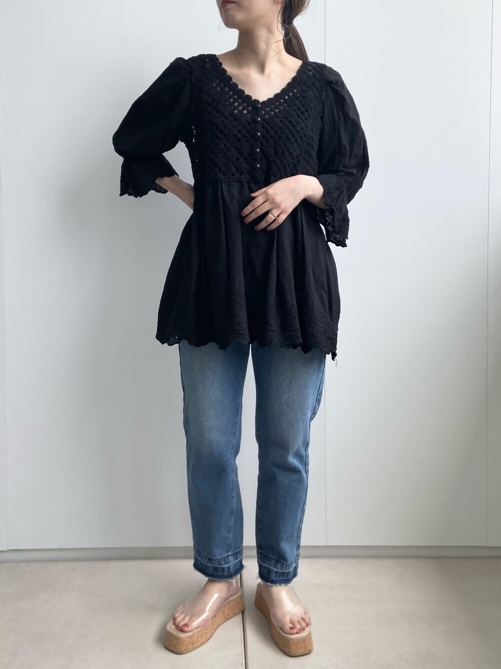 ブラック系のシャツ/ブラウス、ブルー系のデニムパンツ、その他のサンダルを着用したレディースの春コーディネートの1枚目の写真