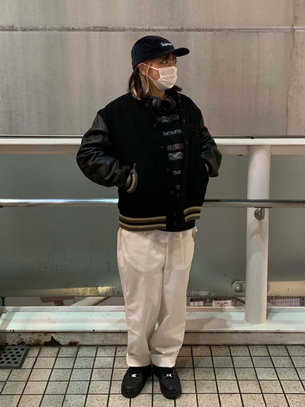 「古着ストリート、古着コーデ、airforce1、ストリートコーデ、ストリートMIX、ニット、メンズライク、スタジャン」｜「Supreme のアイテム（キャップ、ブラック系）」を使った、maikaさん（レディース・158cm）の冬コーディネートの1枚目の写真