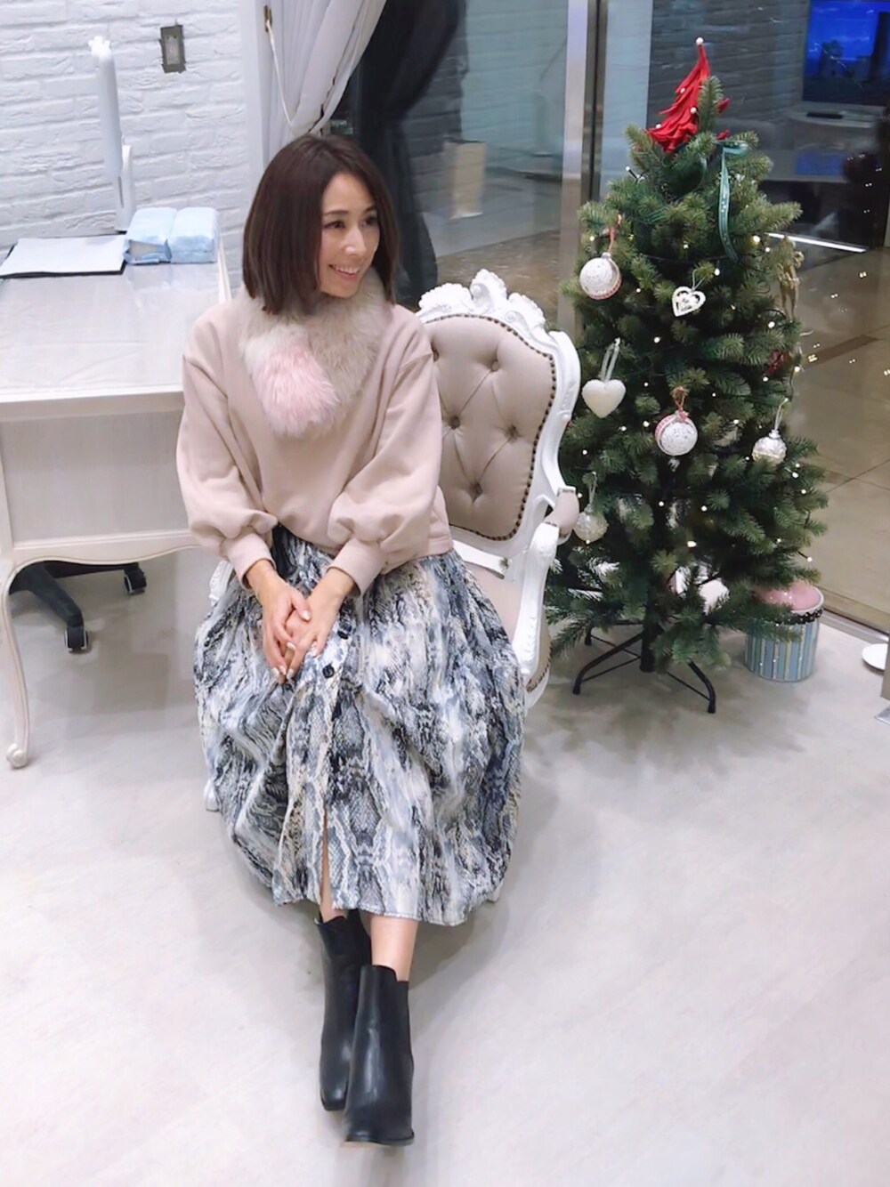「大人カジュアル、あったかコーデ、オトナ女子、今日のコーデ、お洒落さんとつながりたい、winter、ファー小物、スウェット、GU、ピンクベージュ」｜「FURLAのアイテム（マフラー、ベージュ系）」を使った、宮田 綾子さん（レディース・165cm）の冬コーディネートの1枚目の写真