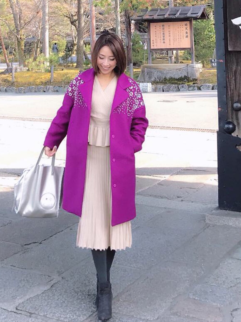 「おしゃれさんと繋がりたい、冬、冬コーデ、あったかコーデ、コート、winter、セットアップ、2018マイベストコーデ、ビジュー、ピンク」｜「Tara Jarmonのアイテム（チェスターコート、ピンク系）」を使った、宮田 綾子さん（レディース・165cm）の冬コーディネートの1枚目の写真