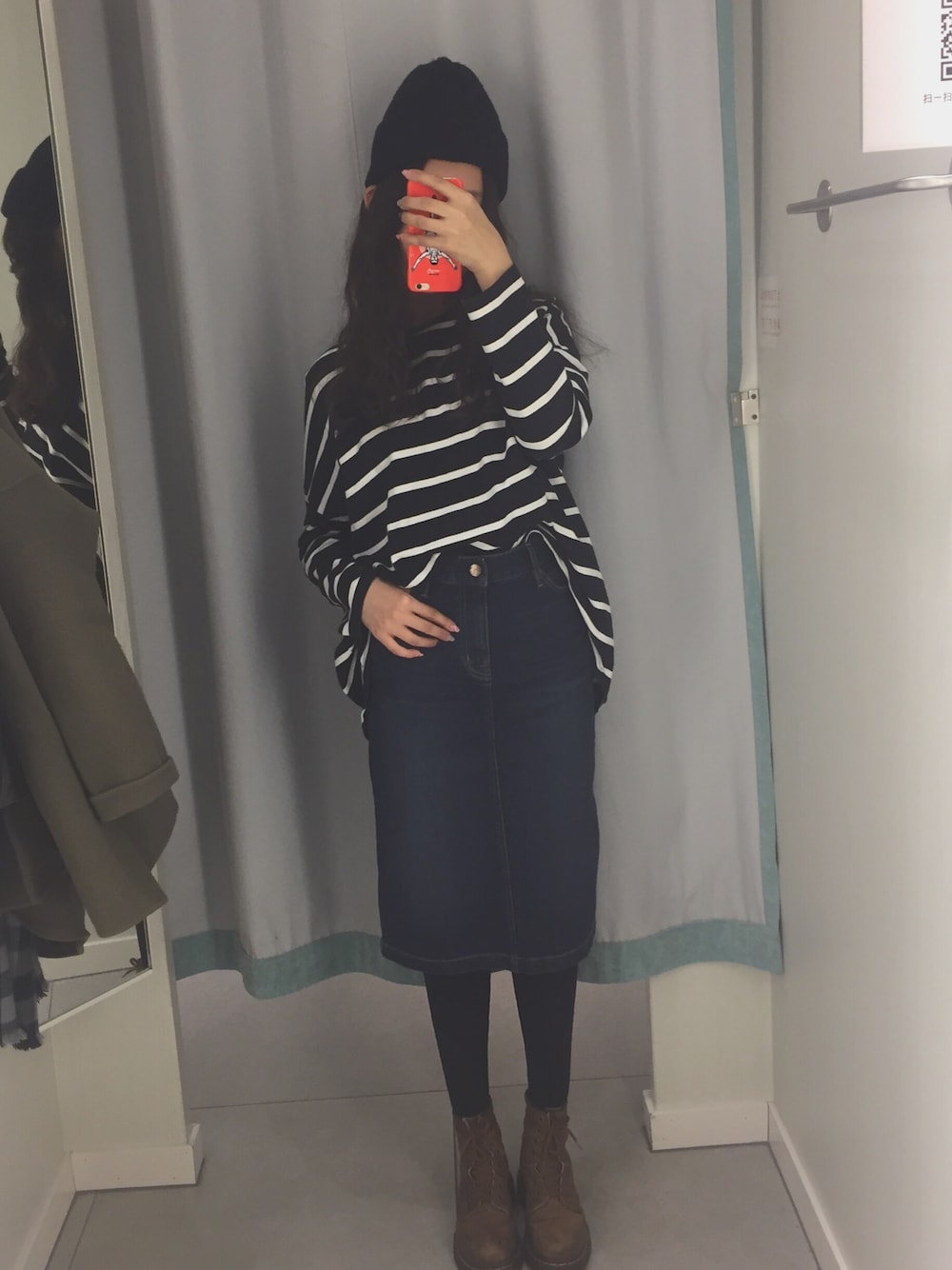 「無印良品のアイテム（デニムスカート、ブルー系）」を使った、滋酸さん（レディース・168cm）の秋コーディネートの1枚目の写真