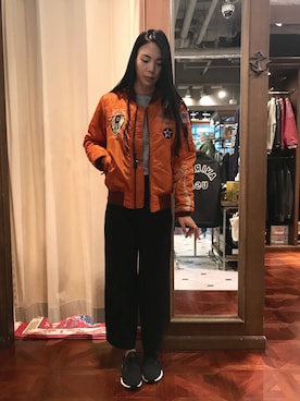 「アイテム（MA-1、オレンジ系）」を使った、Hana Chuさん（レディース・168cm）の秋コーディネート