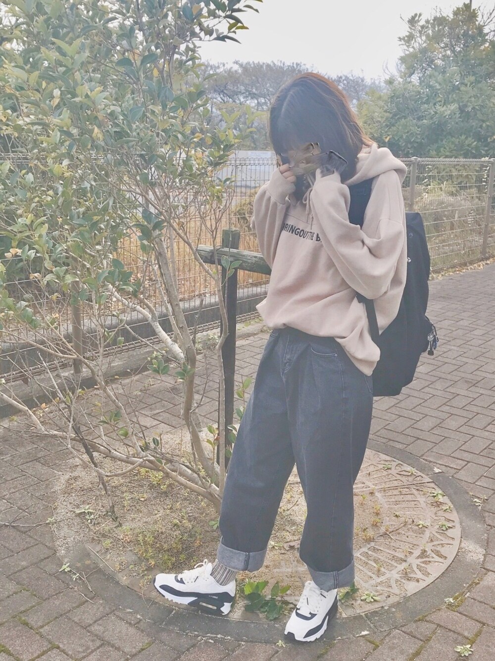 「冬コーデ、パンツスタイル、シンプルコーデ、オーバーサイズ、ootd、いいね、save、フォローお願いします🤑、ストリート、カジュアル」｜「Miniministoreのfrom shoplist（デニムパンツ、ブルー系）」を使った、sakyさん（レディース・159cm）の秋コーディネートの1枚目の写真