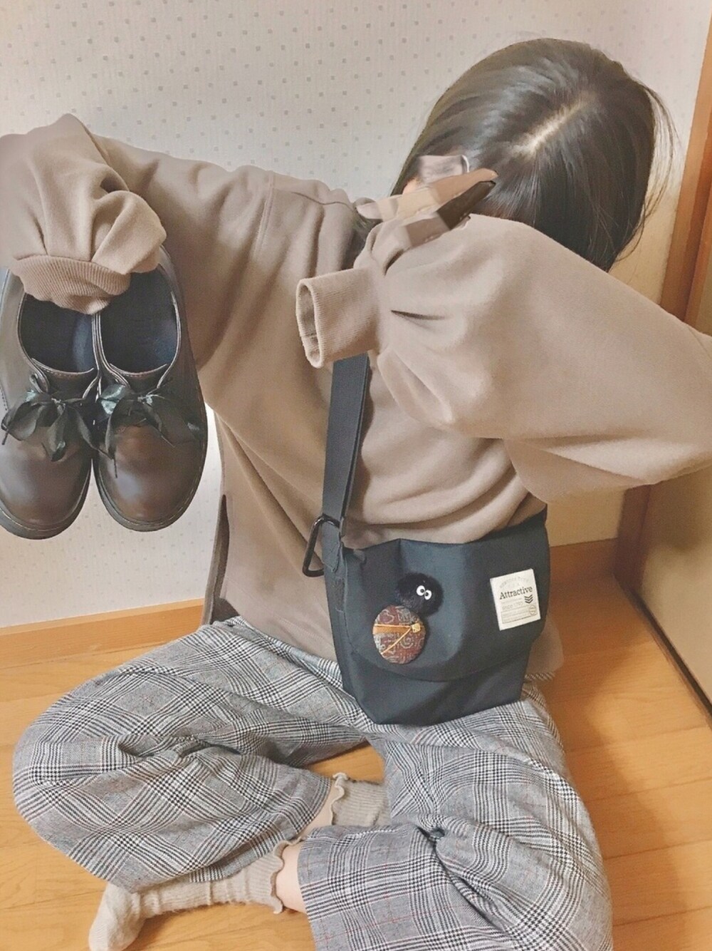 「シンプル、消えそうな色コーデ、カジュアル、大人カジュアル、ブラウンコーデ、ラフ、ワントーンコーデ、ootd、おしゃれさんと繋がりたい」｜「earth music&ecologyのスウェットモックネックチュニック（Tシャツ/カットソー、ブラウン系）」を使った、sakyさん（レディース・159cm）の冬コーディネートの1枚目の写真