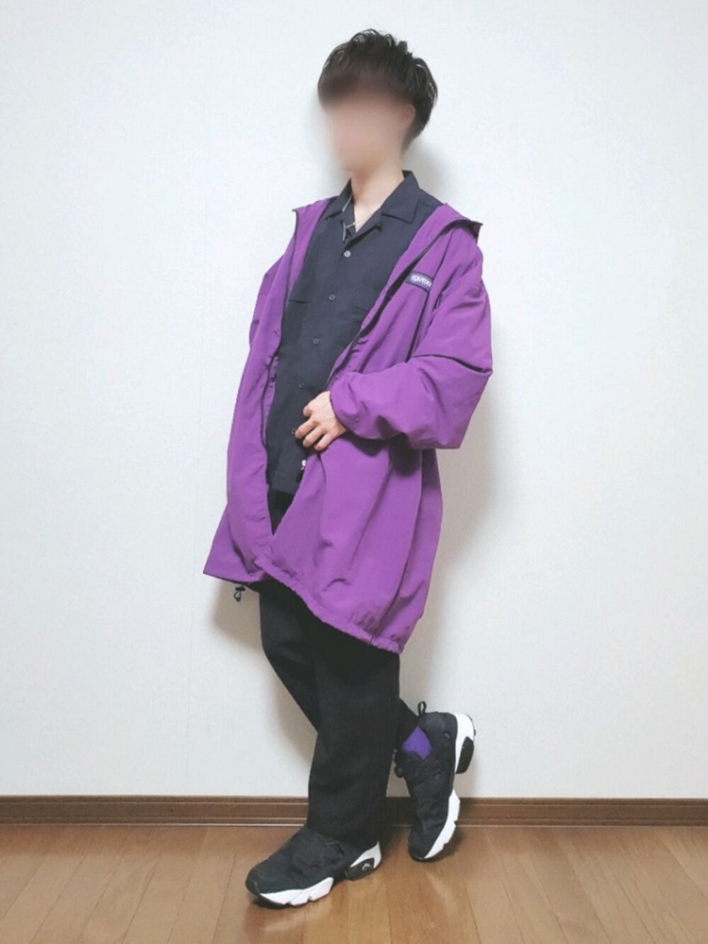 ブラック系のスニーカー、グレー系のその他パンツ、ブルー系のシャツ/ブラウスを着用したメンズの秋コーディネートの1枚目の写真