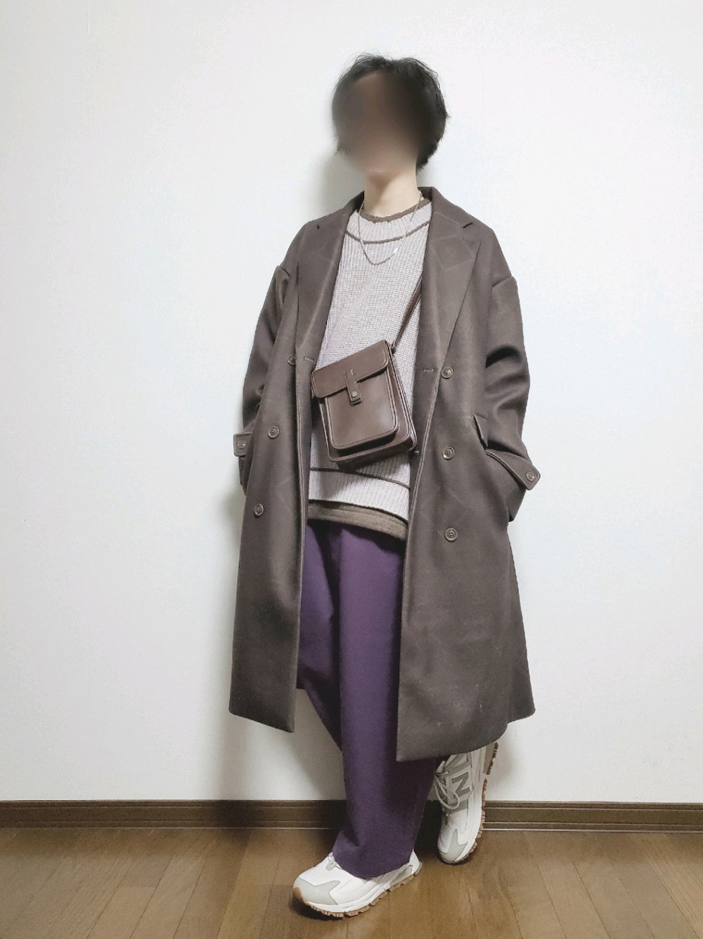 ベージュ系のスニーカー、パープル系のその他パンツ、ベージュ系のニット/セーターを着用したメンズの冬コーディネートの1枚目の写真