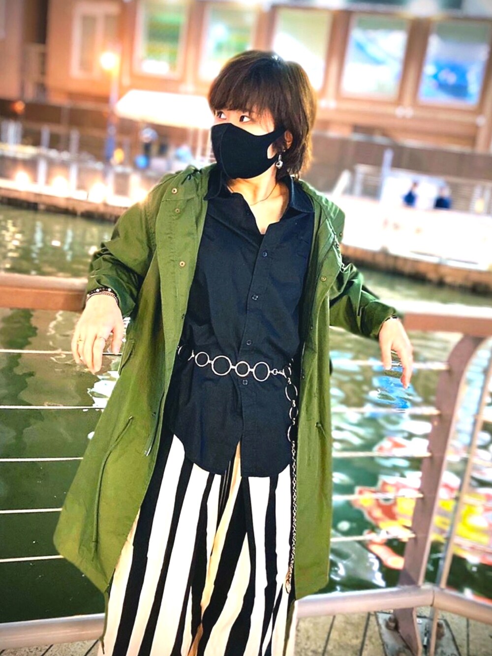 「オーバーサイズ、カーキーアウター、カーキー、ストライプパンツ、黒シャツ、黒マスク、格好いい女の子スタイル、男前女子、男前コーデ、ワイドパンツ」｜「古着のアイテム（シャツ/ブラウス、ブラック系）」を使った、飛鳥さん（レディース・155cm）の秋コーディネートの1枚目の写真