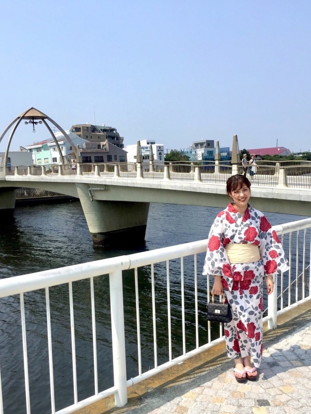 「浴衣、花柄、薔薇、アーバンリサーチロッソ、夏、青空と浴衣、猫背気になる、バッグ壊れた」｜「URBAN RESEARCH ROSSO WOMENのアイテム（浴衣、ホワイト系）」を使った、saoriさん（レディース・158cm）の夏コーディネートの1枚目の写真