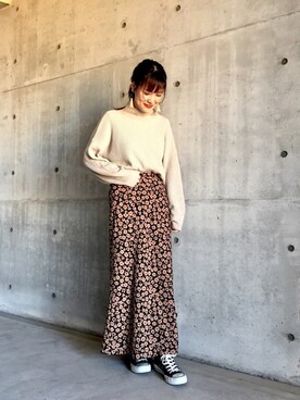「URBAN RESEARCH（アーバンリサーチ）のプリントマキシスカート（スカート）」を使った、秋山 里織さん（レディース・158cm）の秋コーディネート
