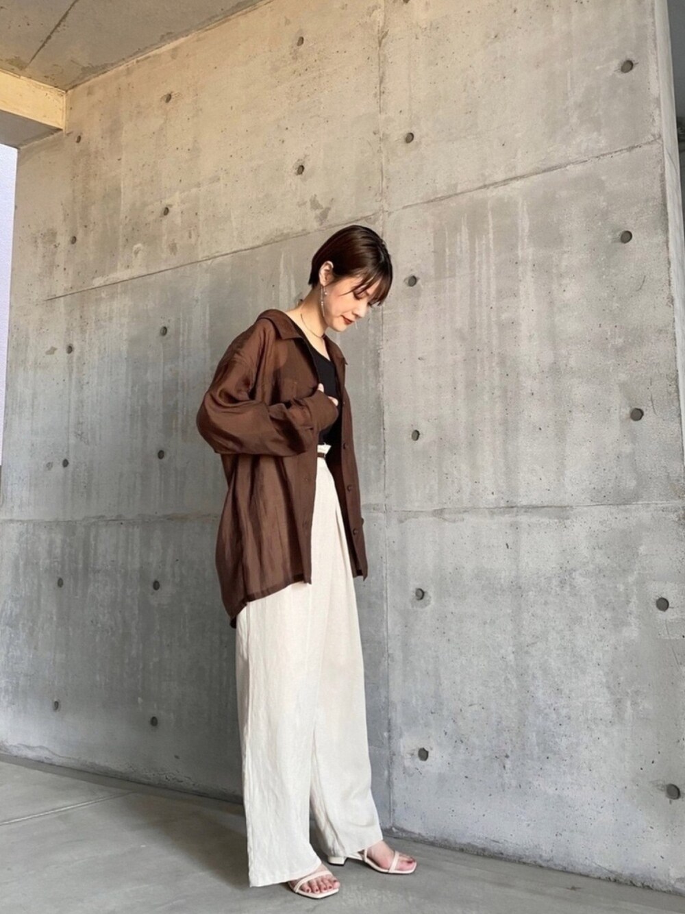 ブラウン系のシャツ/ブラウス、ブラック系のタンクトップ、グレー系のその他パンツを着用したレディースの秋コーディネートの1枚目の写真