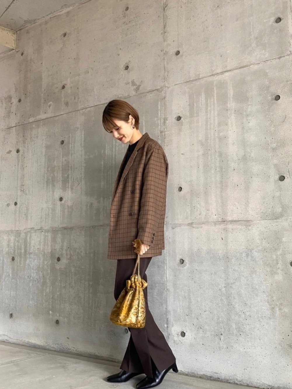 ブラウン系のその他アウター、ブラック系のTシャツ/カットソー、ブラウン系のその他パンツを着用したレディースの秋コーディネートの1枚目の写真