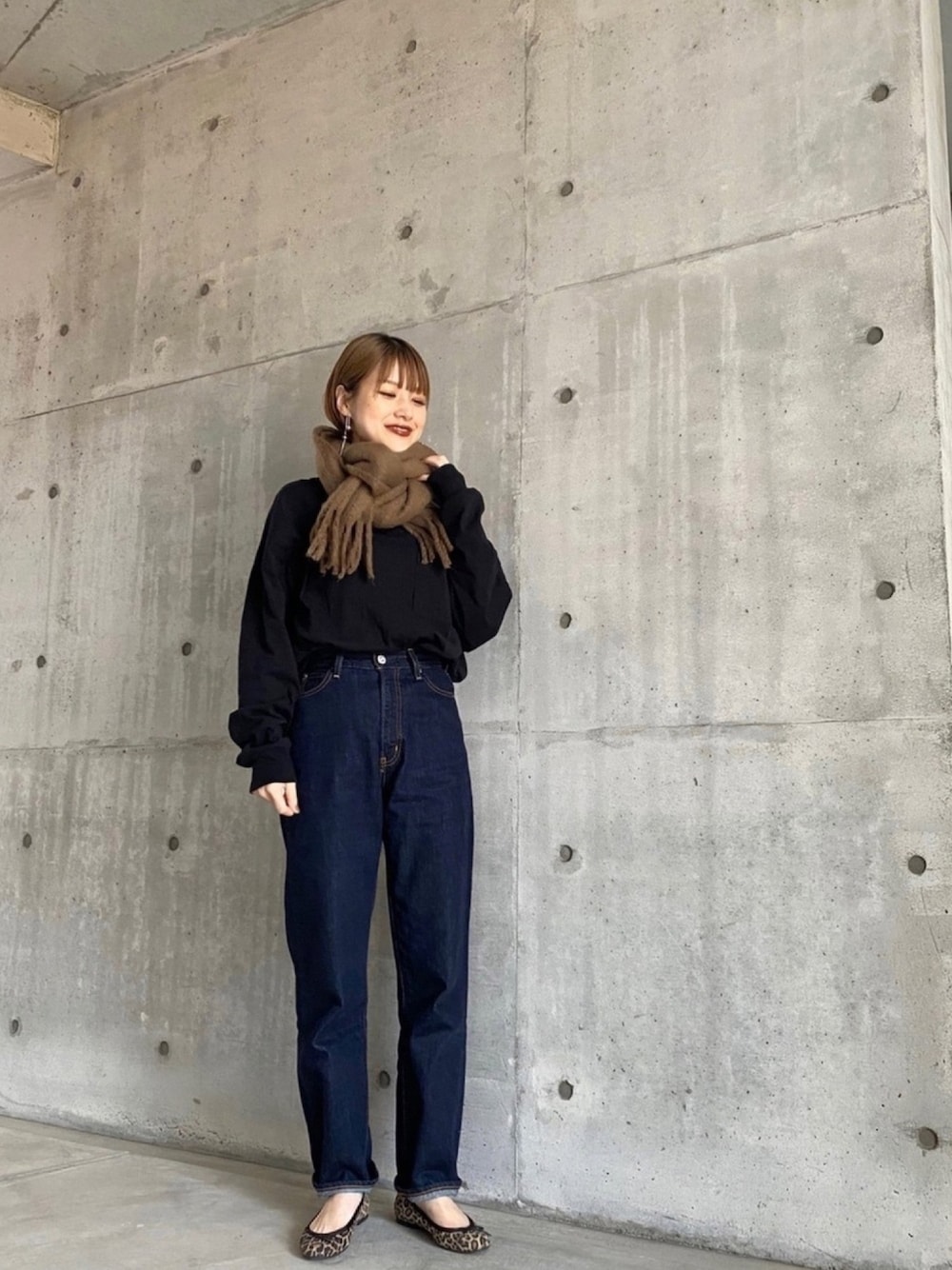 ブラック系のTシャツ/カットソー、その他のバレエシューズ、ブラウン系のマフラーを着用したレディースの秋コーディネートの1枚目の写真