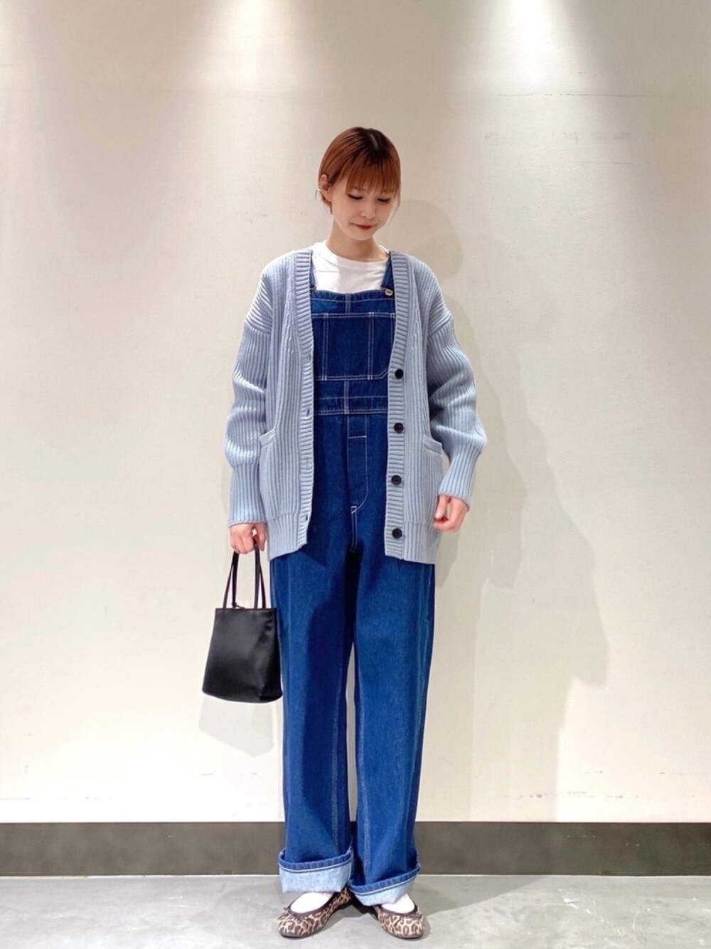 ブルー系のカーディガン/ボレロ、ブルー系のサロペット/オーバーオール、その他のバレエシューズを着用したレディースの冬コーディネートの1枚目の写真