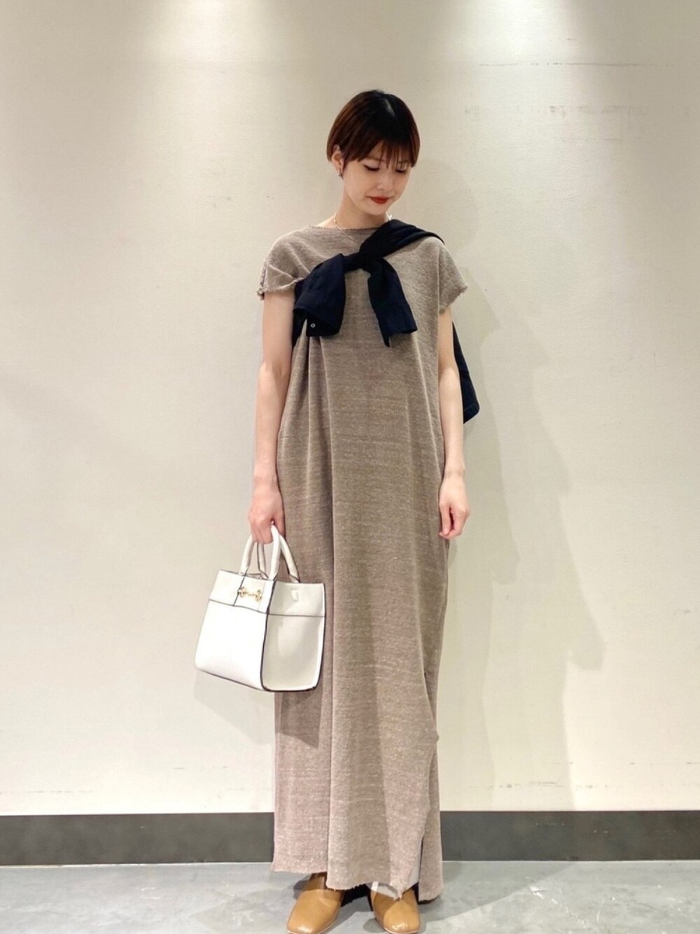 「ロングワンピース、R JUBILEE、春夏コーデ、休日スタイル、ゆるコーデ、フレアパンツ、きれいめカジュアル、たすき掛け、春めきシューズ、おしゃれさんと繋がりたい」｜「R JUBILEEの<R JUBILEE>スリットロングワンピース Ψ（ワンピース、ベージュ系）」を使った、saoriさん（レディース・158cm）の春コーディネートの1枚目の写真