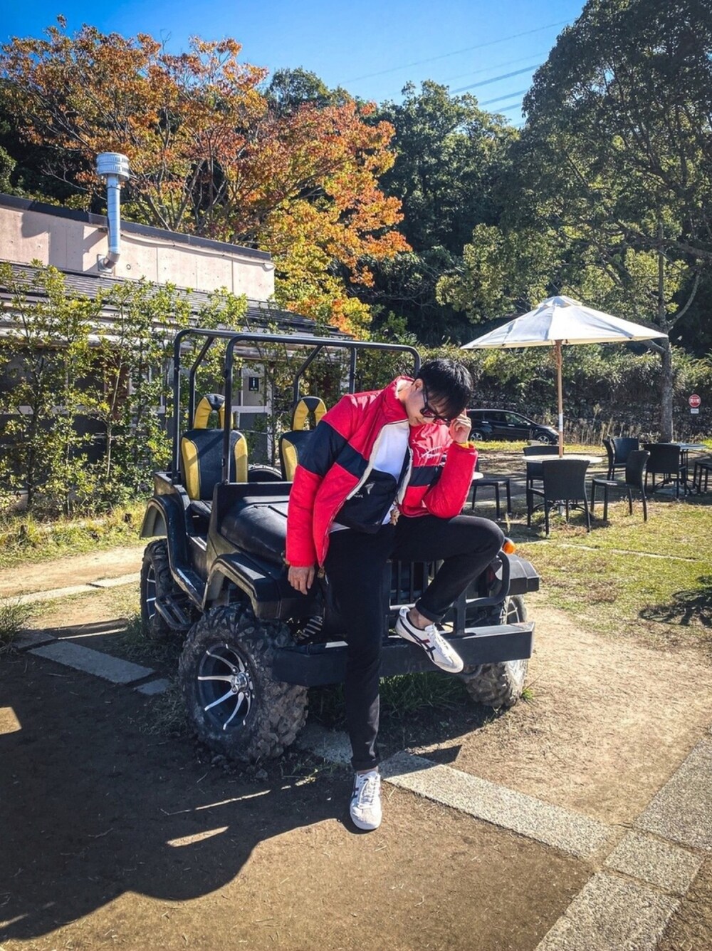 「ネスタリゾート神戸、ダウンジャケット、TOMMY HILFIGER、スニーカーコーデ、Onitsuka Tiger、tk.TAKEO KIKUCHI、RAGEBLUE、KANGOL、秋コーデ、冬コーデ」｜「Onitsuka TigerのMEXICO 66 SD / メキシコ 66 エスディー（スニーカー、ベージュ系）」を使った、たくやさん（メンズ・174cm）の秋コーディネートの1枚目の写真