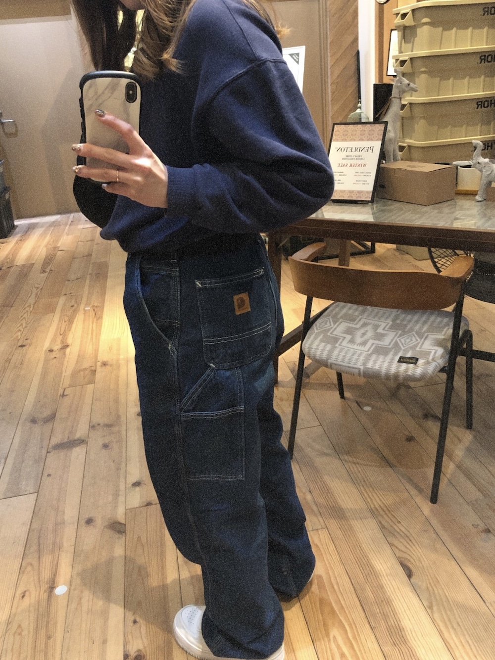 「ペインターパンツ、大人カジュアル、冬コーデ、シンプル、ラクチンコーデ、ラフ、ゆるコーデ、スニーカーコーデ、低身長、古着」｜「Carharttのアイテム（デニムパンツ、ブルー系）」を使った、aayk__1339インスタ見てねさん（レディース・155cm）の冬コーディネートの1枚目の写真