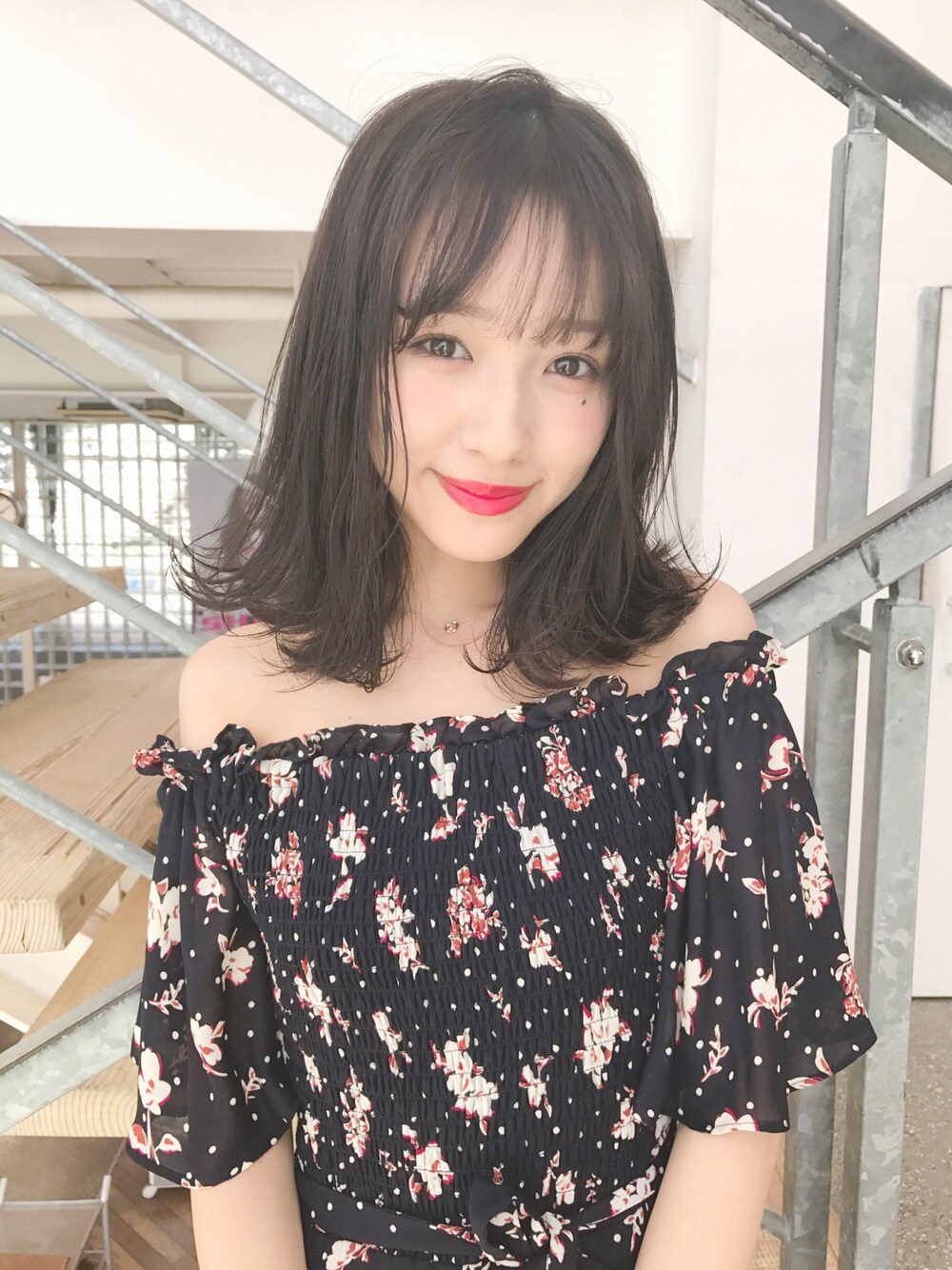 「カジュアルコーデ、白、ootd、シンプルコーデ、casual、夏、花柄」｜「LILY BROWNの花柄オフショルロンパース（つなぎ/オールインワン、ブルー系）」を使った、前田希美さん（レディース・158cm）の夏コーディネートの1枚目の写真