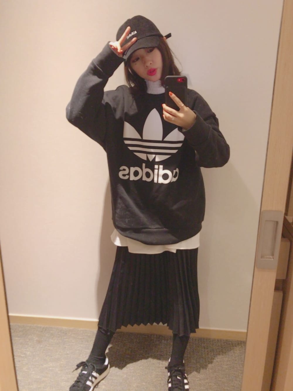 「カジュアル、ゆるコーデ、プチプラ、おしゃれさんと繋がりたい、ワイドパンツ、スニーカーコーデ」｜「adidasのオリジナルス オーバーサイズ スウェット [TREFOIL OVERSIZED CREW]（スウェット、ブラック系）」を使った、前田希美さん（レディース・158cm）の冬コーディネートの1枚目の写真