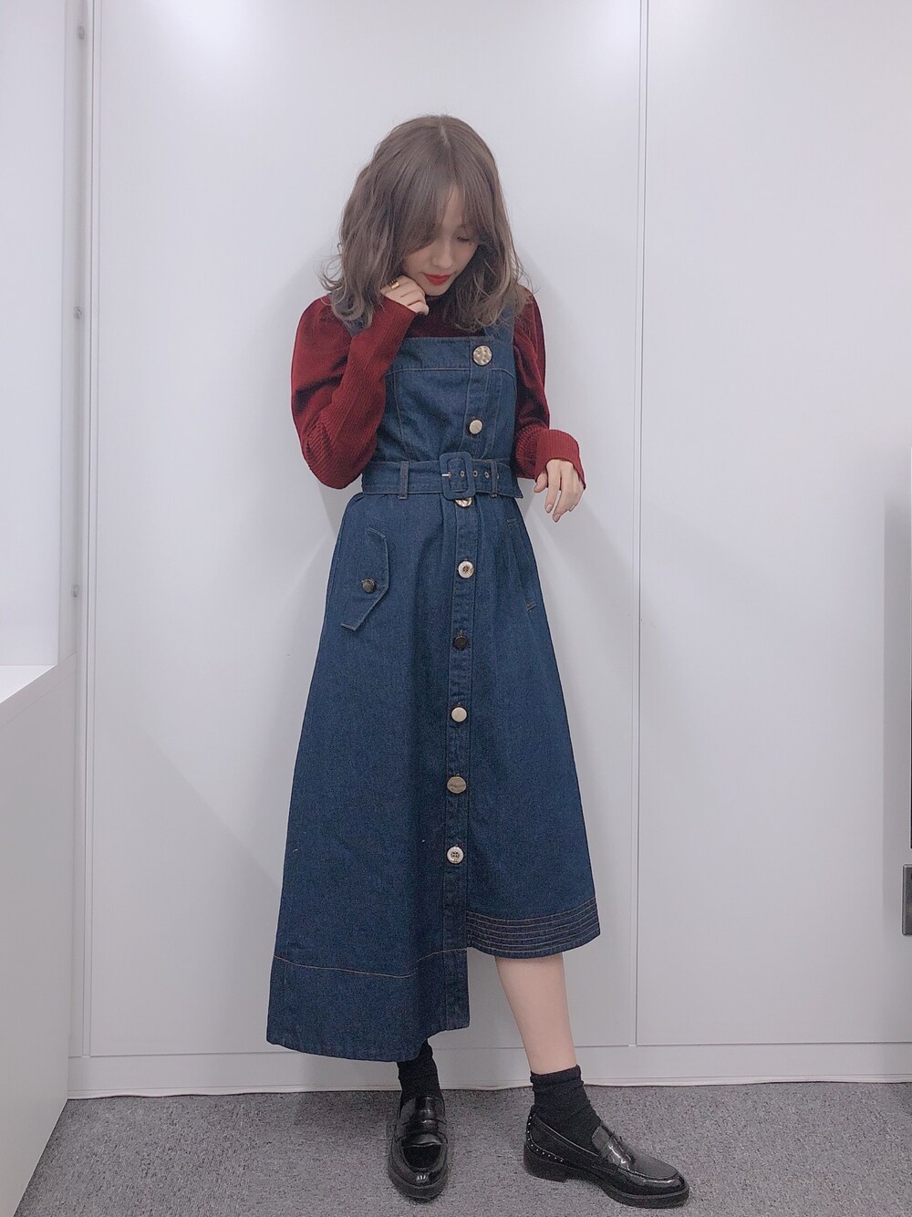 前田希美さんの「フロントボタンデニムジャンパースカート（REDYAZEL）」を使ったコーディネート
