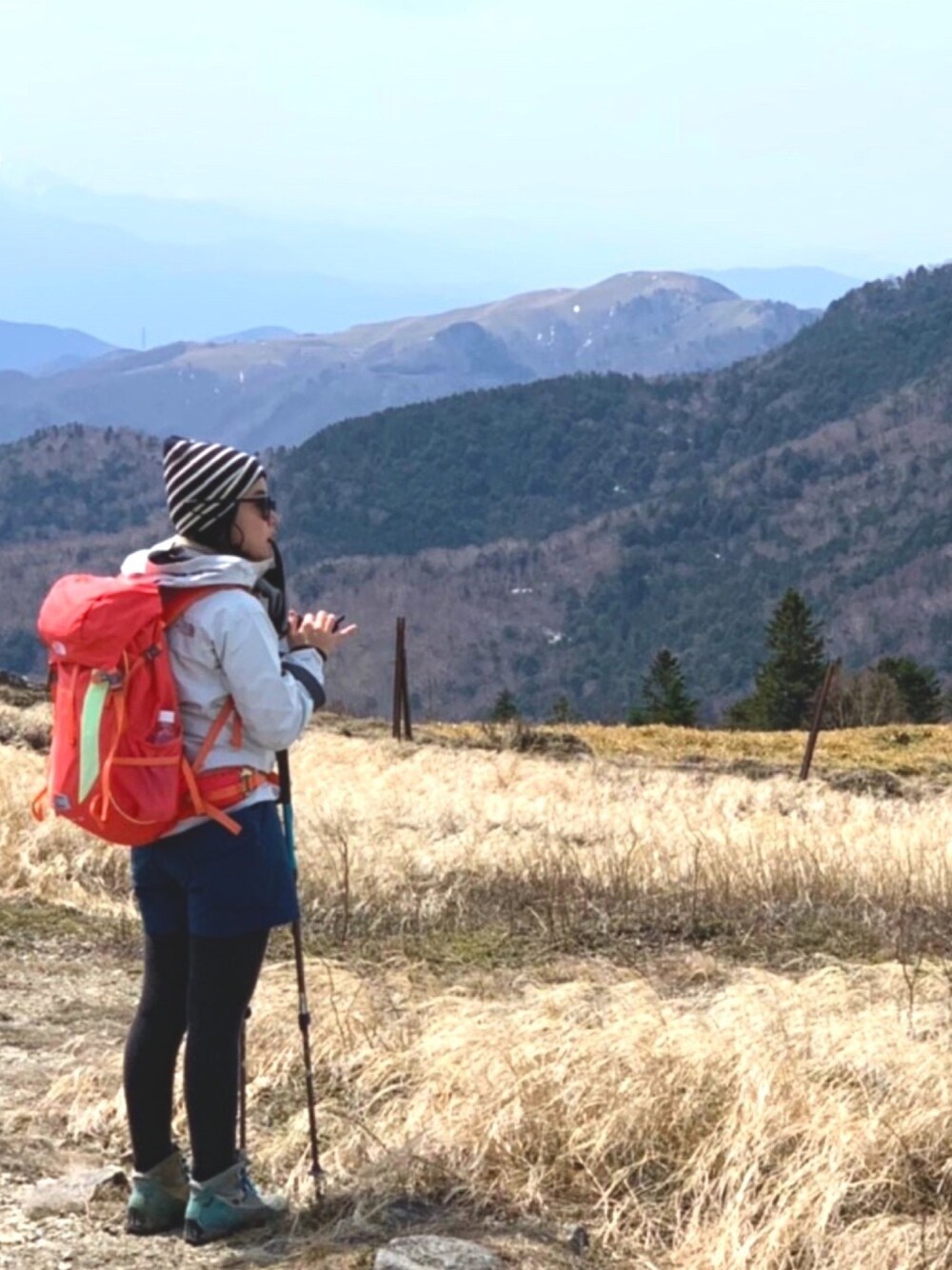 「山登りスタイル」｜「THE NORTH FACEのアイテム（マウンテンパーカー、ホワイト系）」を使った、aih0307さん（レディース・155cm）の春コーディネートの1枚目の写真