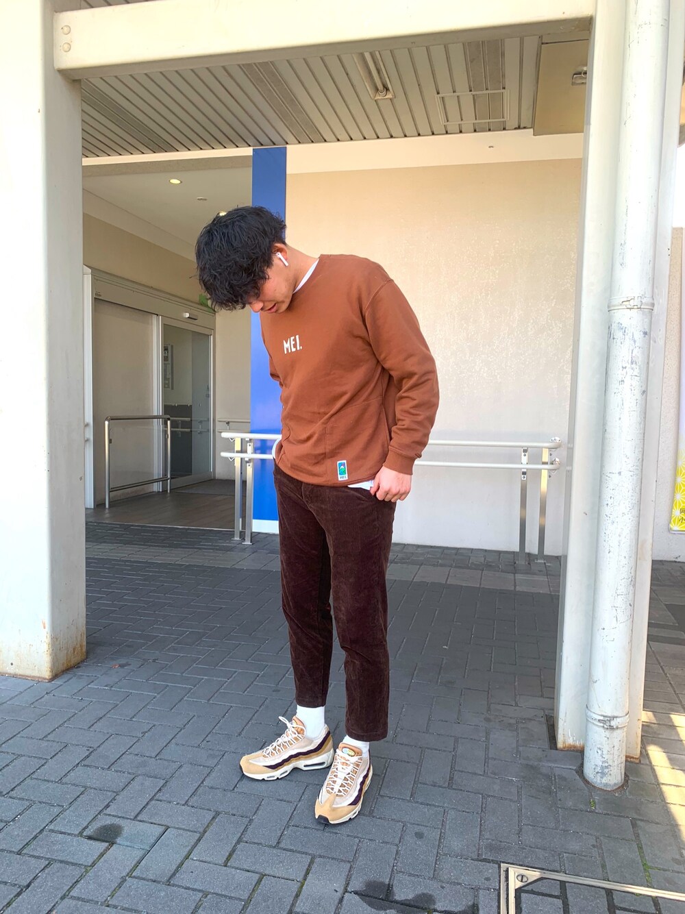 「おしゃれさんと繋がりたい、ビッグシルエット、プチプラコーデ、スニーカーコーデ、スニーカー、UNIQLO、ブラウン色に染まれ、ブラウン、ブラウンコーデ」｜「MEIの【GO OUT10月号掲載】MEI（メイ）別注スウェットクルーネック（スウェット、ブラウン系）」を使った、onipeeeさん（メンズ・172cm）の春コーディネートの1枚目の写真