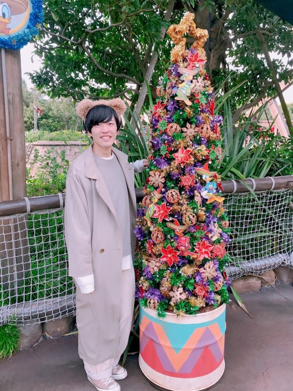 「クリスマス、ベージュコーデ、ダッフィー、コーデュロイパンツ、ワイドパンツ、古着、あけおめ」｜「crepusculeの【crepuscule】鹿の子プルオーバーニット MEN（ニット/セーター、グリーン系）」を使った、yu_さん（メンズ・176cm）の冬コーディネートの1枚目の写真