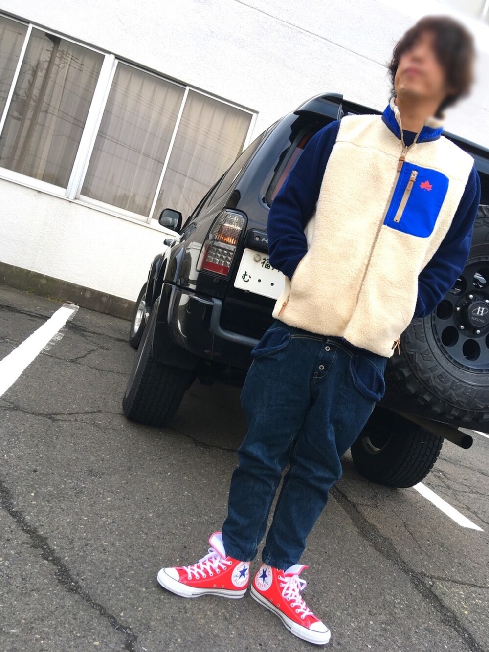 「初売りセールで買いました2019、おしゃれさんと繋がりたい、スニーカー、冬コーデ、ボアベスト、コンバース」｜「LOGOSのアイテム（ベスト、ホワイト系）」を使った、垂金権造さん（メンズ・171cm）の冬コーディネートの1枚目の写真