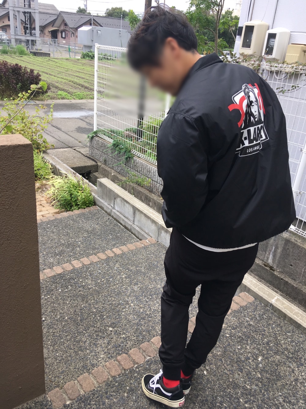 「おしゃれさんと繋がりたい、休日スタイル、今日のコーデ、黒、エクストララージ、コーチジャケット、VANS OLDSKOOL、スニーカー」｜「XLARGEのアイテム（ナイロンジャケット、ブラック系）」を使った、垂金権造さん（メンズ・171cm）の秋コーディネートの1枚目の写真