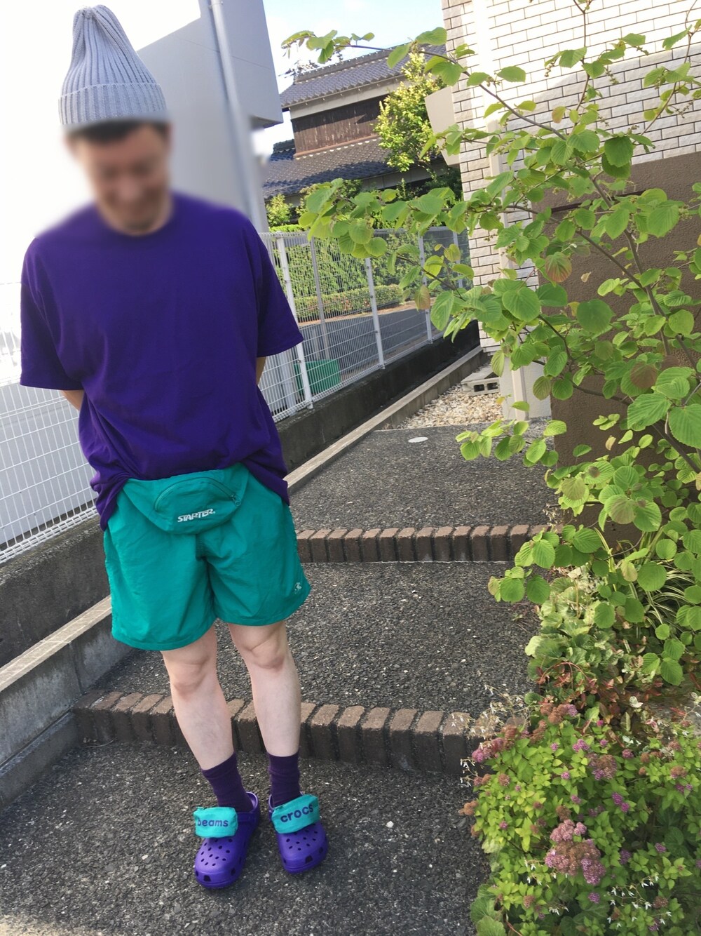 パープル系のTシャツ/カットソー、グリーン系のその他パンツ、パープル系のサンダルを着用したメンズの夏コーディネートの1枚目の写真