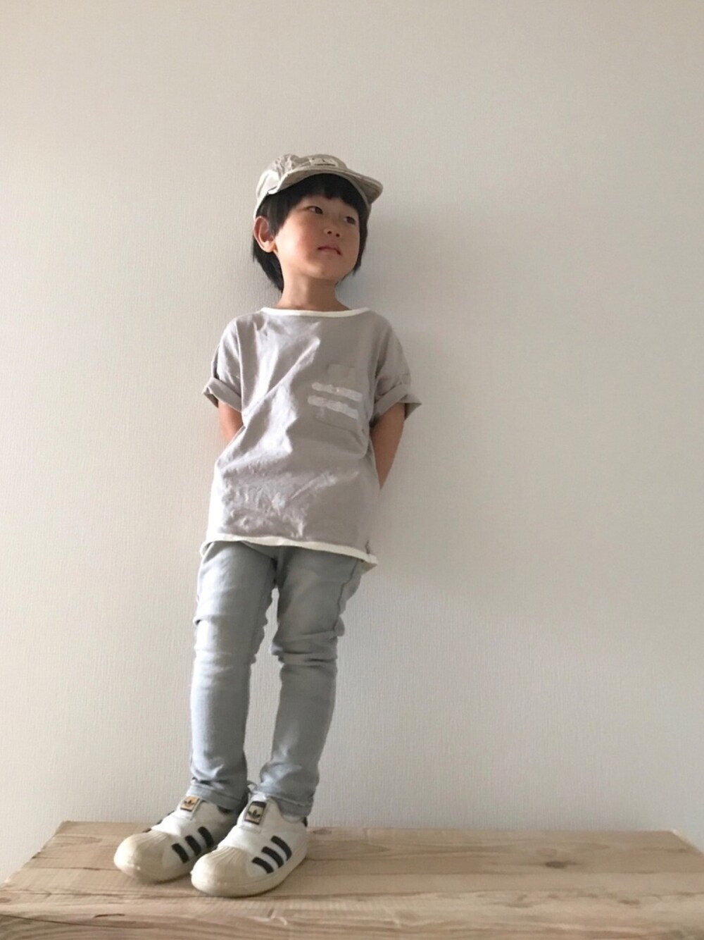 「夏のワントーンコーデ、キッズコーデ、シンプル、カジュアルコーデ、グレーコーデ、男の子、3歳、Branshes、KOE、おしゃれさんと繋がりたい」｜「adidasのADIDAS アディダス ss 360 i スタンスミス３６０Ｉ BB2516 WHITE/BLK/WHITE（スリッポン、ホワイト系）」を使った、mariさん（キッズ・90cm）の夏コーディネートの1枚目の写真
