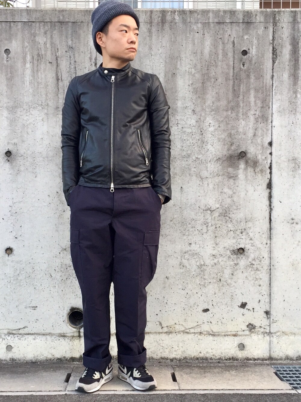 「冬コーデ、ライダース、カーゴパンツ、propper、シンプル、大人カジュアル、ニット帽、スニーカー、ナイキスニーカー、ライダースジャケット」｜「NIKEのNIKE / エアMAXライト エッセンシャル（スニーカー、ブラック系）」を使った、yu_kiさん（メンズ・165cm）の冬コーディネートの1枚目の写真