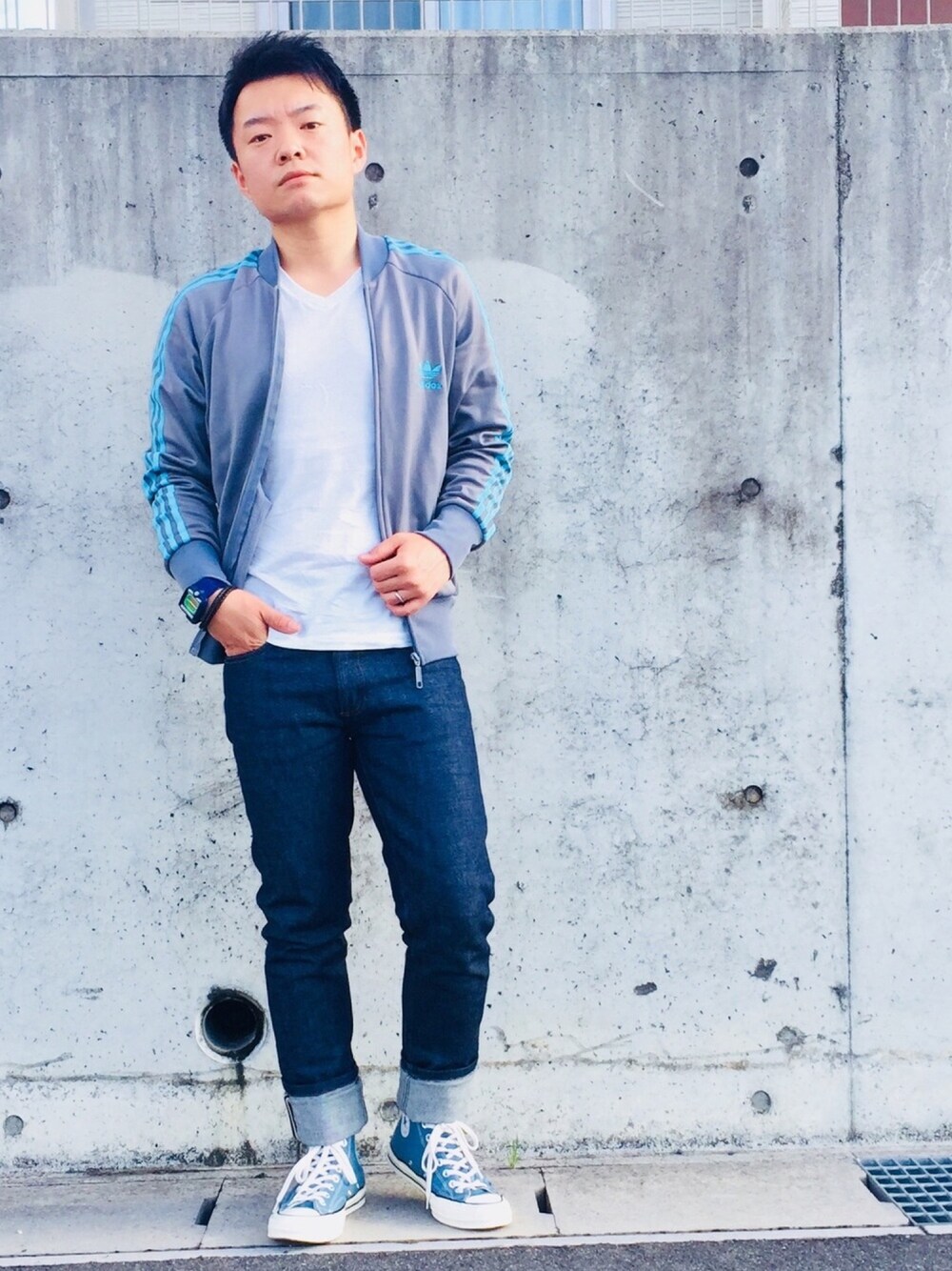 「スニーカーコーデ、休日スタイル、トラックジャケット、adidas、A.P.C.、コンバース、シンプル、大人カジュアル、白Tシャツ、春コーデ」｜「CONVERSEのコンバース  チャックテイラーCT70（スニーカー、ブルー系）」を使った、yu_kiさん（メンズ・165cm）の春コーディネートの1枚目の写真