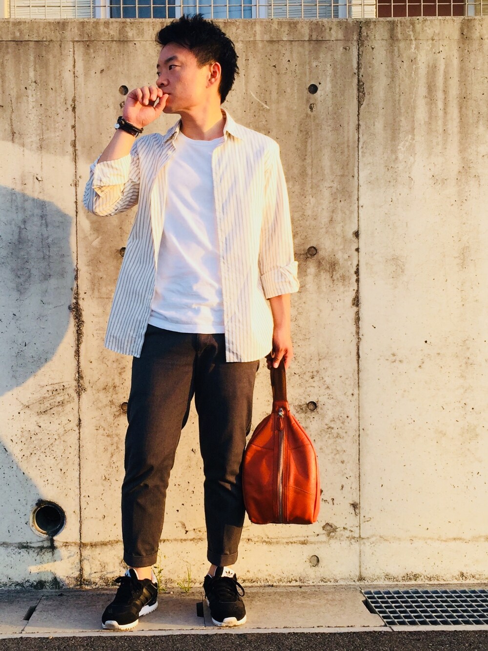 「休日スタイル、シャツスタイル、ストライプ、白Tシャツ、アンクルパンツ、シンプル、大人カジュアル、スニーカー、春夏コーデ、ストライプシャツ」｜「adidasのADIDAS アディダス　ZX 700 BW　ゼットエックス　BW  G27069  *CBK/CBK/WHT（スニーカー、ブラック系）」を使った、yu_kiさん（メンズ・165cm）の春コーディネートの1枚目の写真
